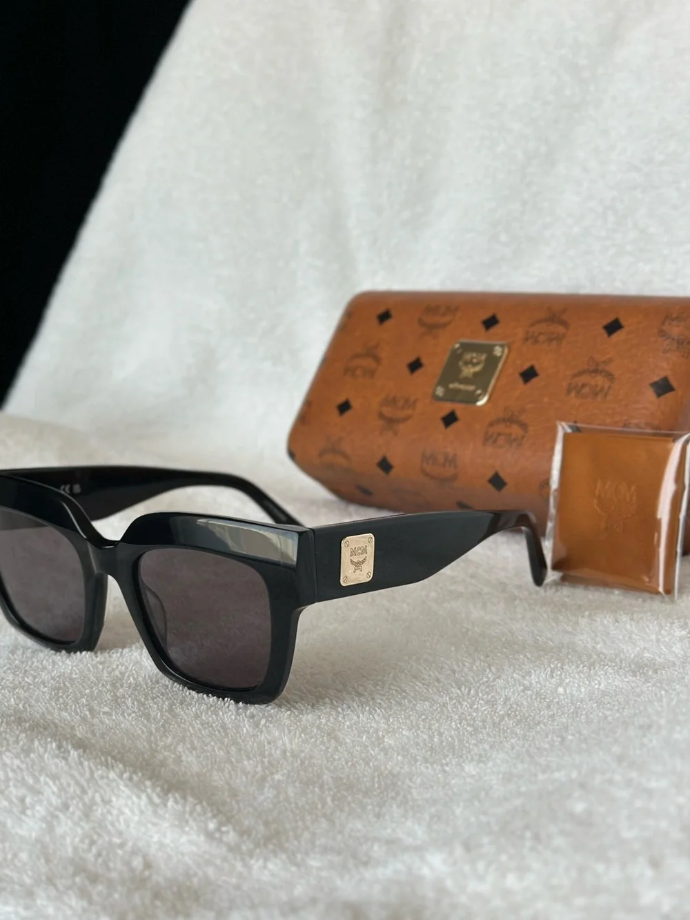 Full Inclusion MCM Black Sunglasses - Authenticated by Poizon - Picture 4 of 12